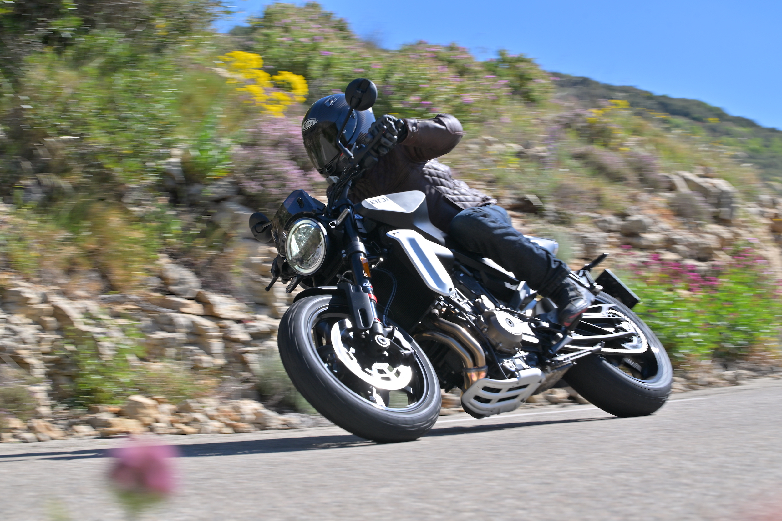 Examen du Husqvarna Svartpilen 801 2024 : le style Scrambler rencontre les sourires sportifs