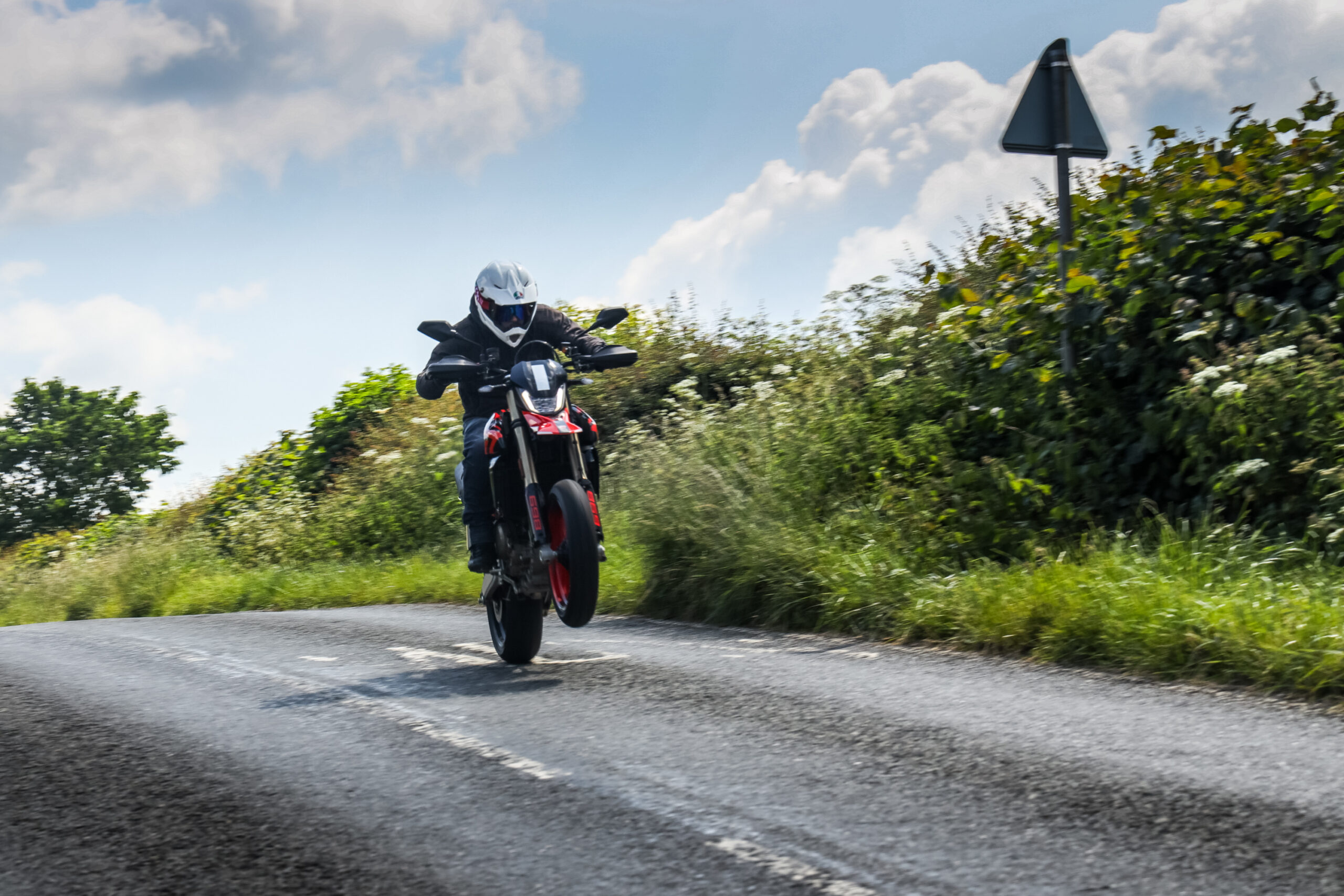 Test de la Ducati Hypermotard 698 Mono : la meilleure moto monocylindre ?