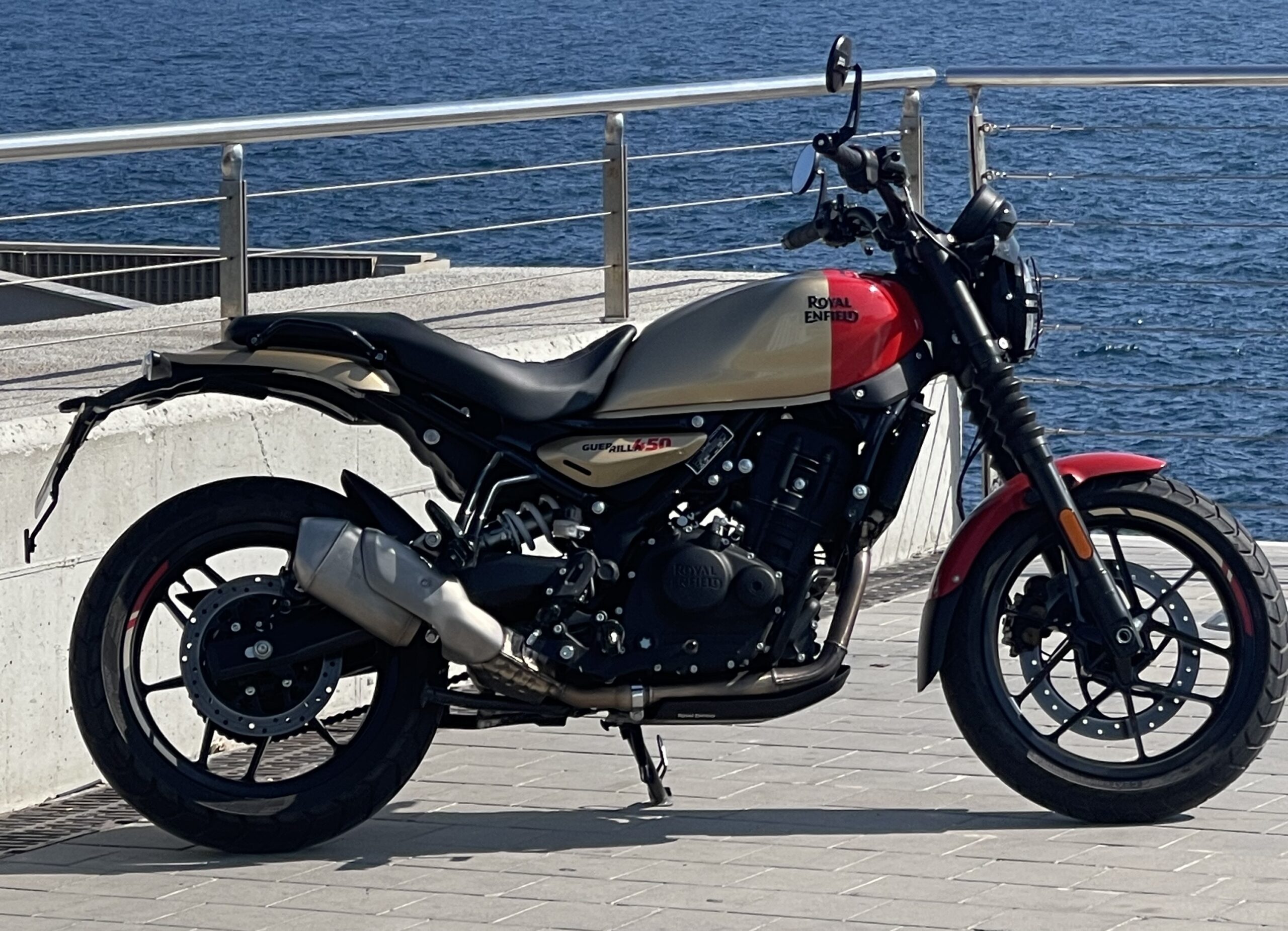 Essai de la Royal Enfield Guerilla 450 : un roadster funky et abordable