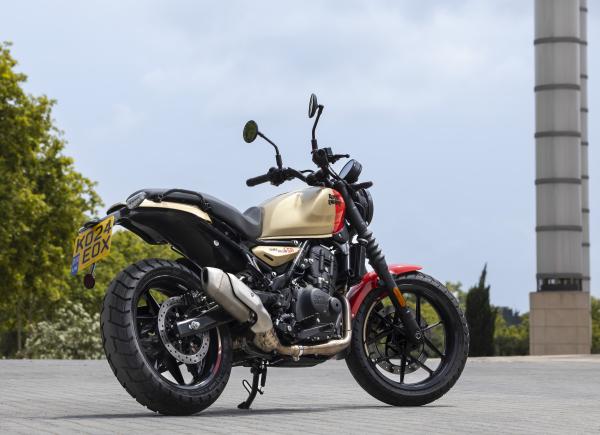 Royal Enfield Guerrilla 450 - arrière