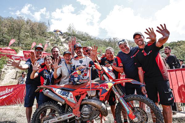 Manuel Lettenbichler et Red Bull KTM célèbrent la victoire du Red Bull Romaniacs 2024. - KTM
