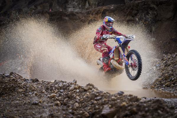Johnny Walker fait gicler sa Beta dans une flaque d'eau à Erzberg. - Red Bull Content Pool