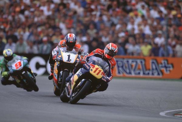 Simon Crafar conduit Mick Doohan dans un coin