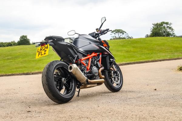 L'arrière et l'échappement de la Super Duke R Evo