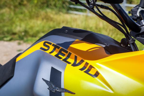 Moto Guzzi Stelvio - détail du réservoir