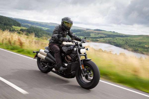 Une Harley-Davidson Sportster S noire 2021 circulant sur une route de campagne
