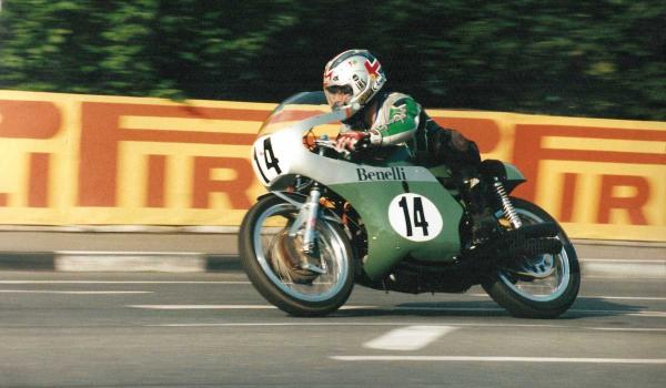 Glen English pilote une Benelli