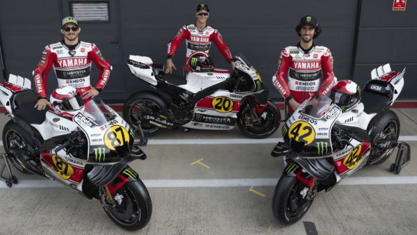 Alex Rins, Fabio Quartararo, Remy Gardner avec la livrée rétro Monster Energy Yamaha MotoGP pour le Grand Prix MotoGP de Grande-Bretagne 2024. - Yamaha.
