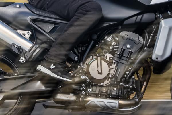La botte de conduite Vanucci VUB-1 utilisée sur une Husqvarna Svartpilen 801