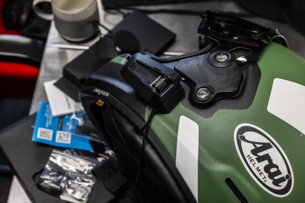 Cardo Packtalk Pro sur casque Arai