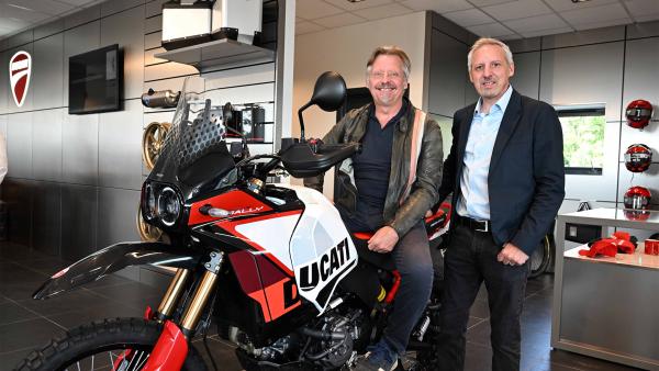 Charley Boorman assis sur une Ducati DesertX