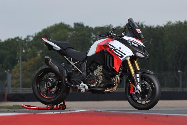 C'est un vélo imposant sous tous les angles