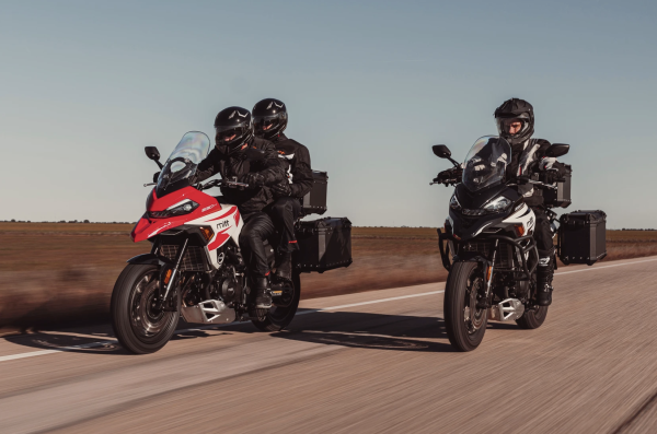 Deux motos d'aventure roulant sur une route