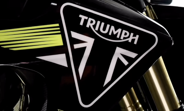 Marquage Triumph sur le côté du vélo