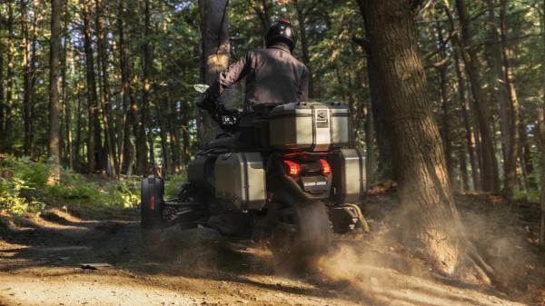 Le Can-Am Canyon fait tourner les roues sur la terre