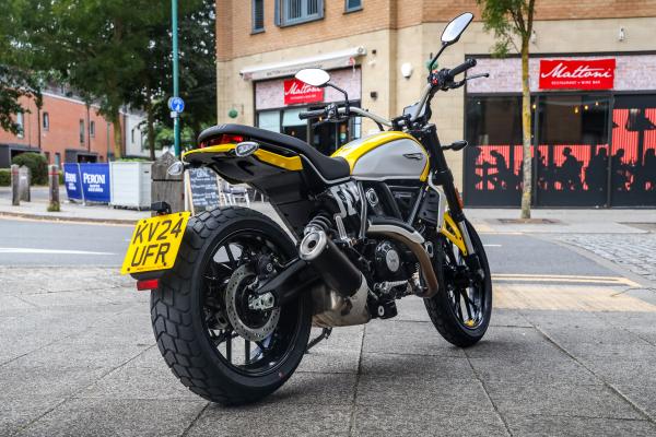Ducati Scrambler - arrière
