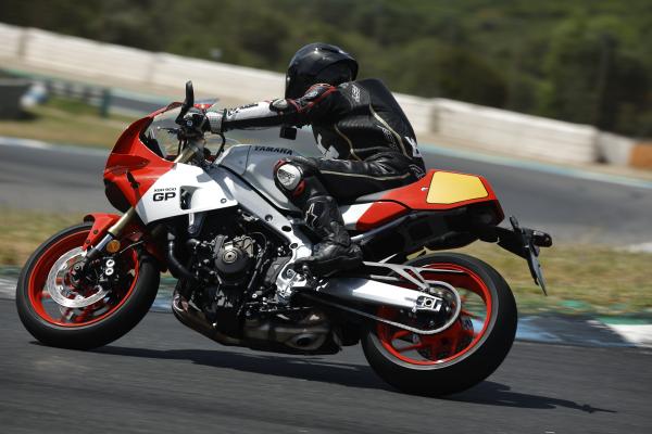 La XSR900 GP pilotée sur le circuit d'Estoril