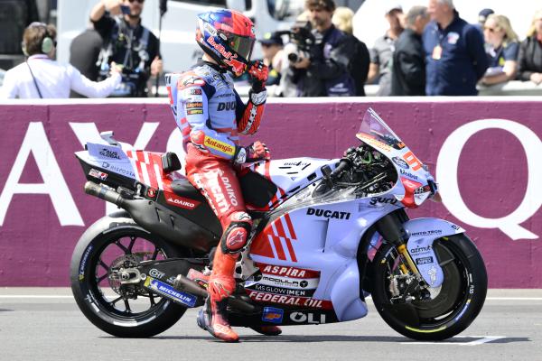Marc Marquez assis sur la grille