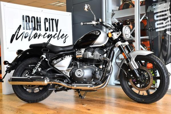 Royal Enfield Super Meteor 650 - côté