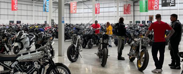 Un concessionnaire moto