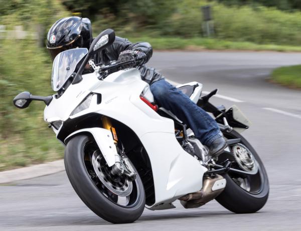 Examen de la visière baissée de la SuperSport 950 S 2021