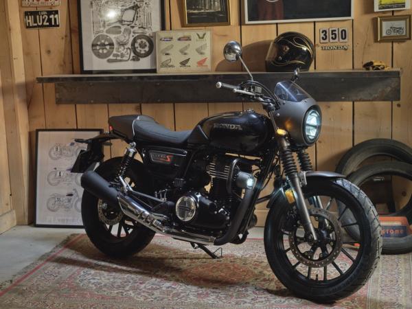 Le CB350 avec quelques accessoires installés