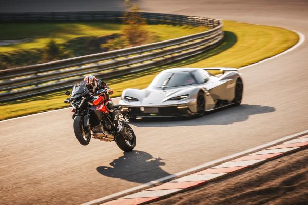 KTM 1390 SUPER DUKE GT 2025 en piste