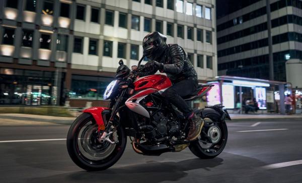 Brutale RR chevauchant la nuit