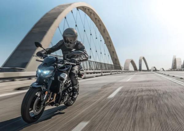 Kawasaki Z900 roulant sur un pont