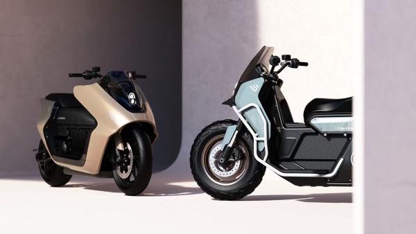 Un vélo est un scooter d'aventure urbain robuste, tandis que l'autre est plus élégant et sportif.