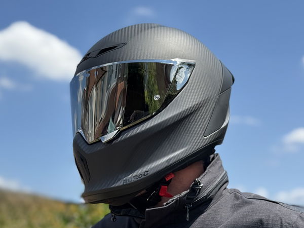 Le casque de moto Ruroc Eox Raw en carbone