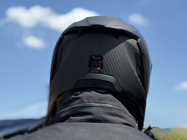 Le casque de moto Ruroc Eox Raw en carbone