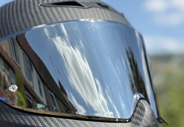 La visière est claire et ne souffre que d'une petite quantité de distorsion