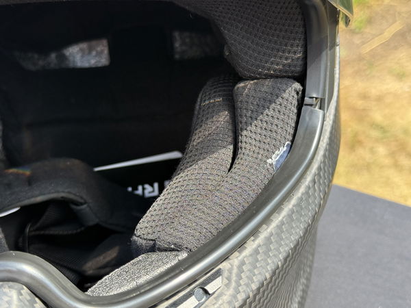 Certains résidus de colle sont visibles sur les pads de la joue de mon casque