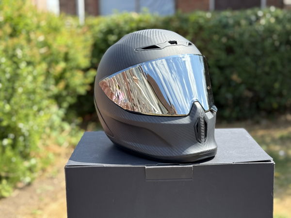Le casque de moto Ruroc Eox Raw en carbone