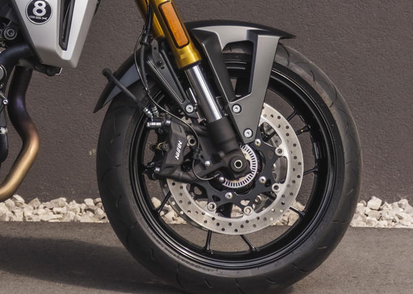 Les étriers de frein Nissin qui sont ajustés sur les vélos