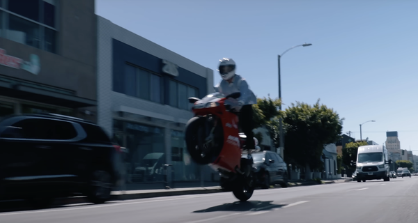 Popping Wheelies à LA sur un ducati 996