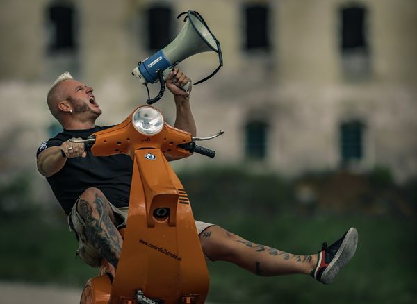 Cascadeur Wheelies vespa en montant une montagne tout en étant les yeux bandés