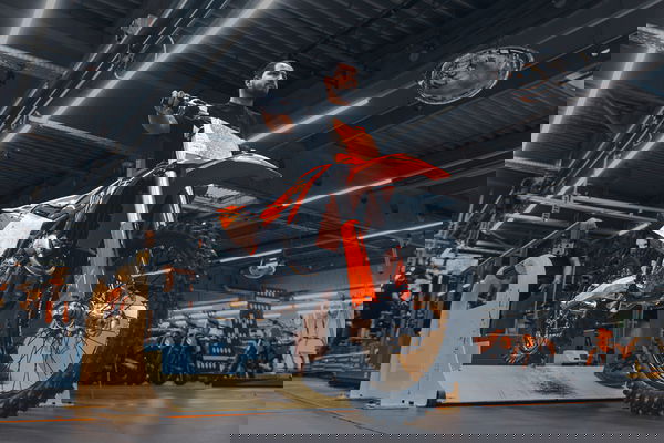 Une moto KTM dépasse la ligne de production