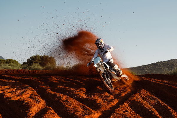 Nouveau futur vélo de motocross électrique en blanc en blanc