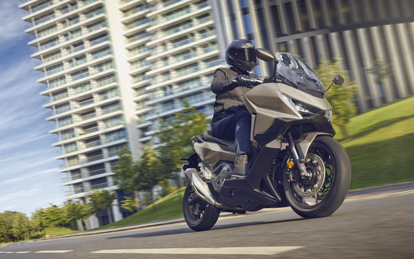 2025 Honda Forza 750 - Équitation