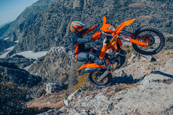 KTM Enduro Bike Riding dans les montagnes