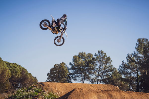 Husqvarna FC 450 effectuant un saut de motocross