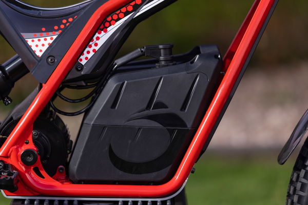 La batterie est un objet au lithium de 50,4 volts et 28h