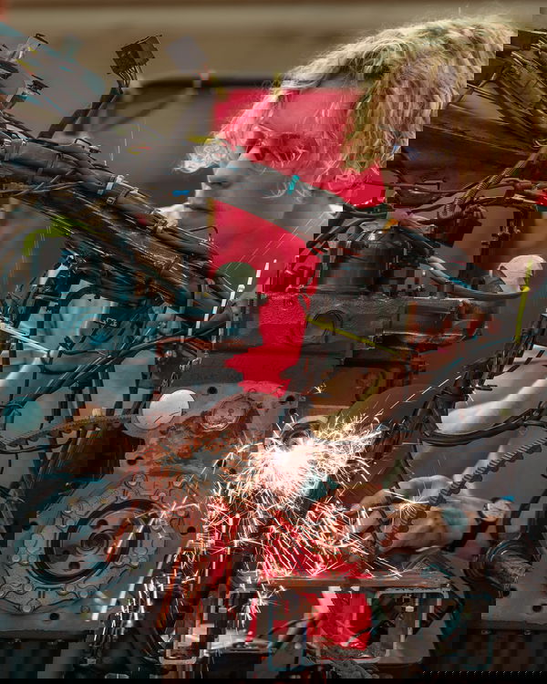 Alex Jennison travaille sur son Harley à biodiesel