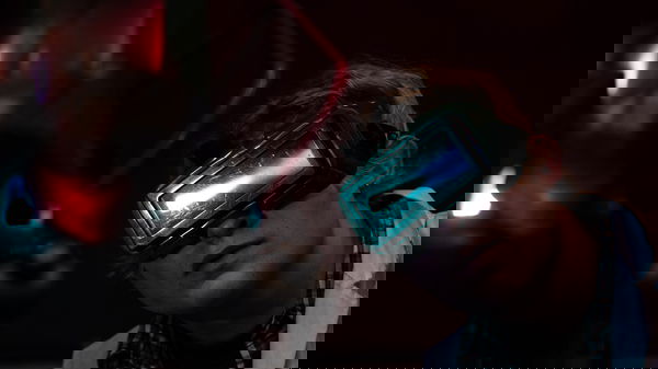 Alex Jennison travaille sur son Harley à biodiesel