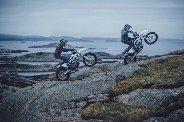 Les nouveaux vélos Enduro Fe 250 et 450 de Husqvarna ensemble. Crédit - Rudi Schedl