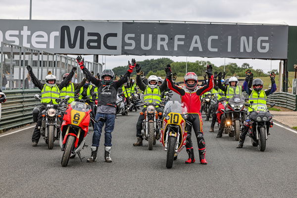 Randy Mamola avec les coureurs qui ont participé aux tours du défilé
