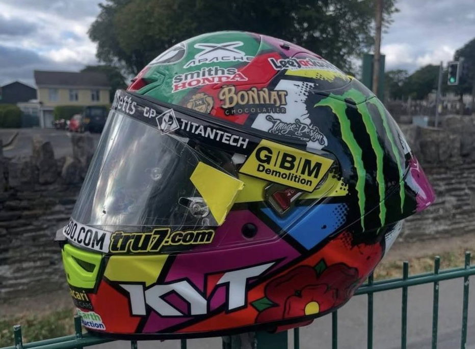 John McGuinness révèle le casque spécial de réplique Gus Scott au classique TT