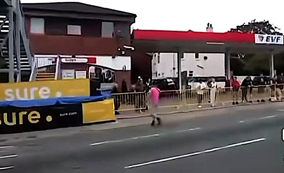 Homme ivre qui a traversé la piste TT classique en direct emprisonné